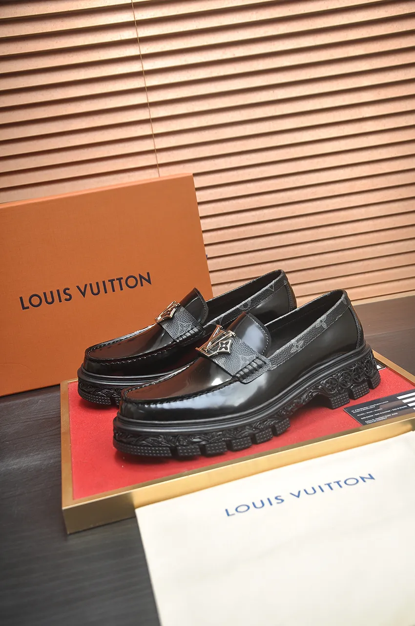 Men's men's shoes 💰760💶 [LV] (original single cowhide lining) 🍀LV's latest genuine leather business suit shoes are launched simultaneously on the official website. The first-layer cowhide imported from Italy is made of heavy gold, 💥official website 1:1 rubber outsole. Versatile to wear, high-end without losing class, and the color combination is extraordinary. This four-season style is alluring when worn on your feet, showing off your big-name flair. Standard code 39-44 (customized at 38.45)